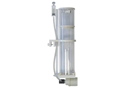 Écumeur interne transparent pour aquarium récifal, tube vertical et pompe visibles.