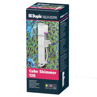 Boîte de Cube Skimmer 120, écumeur pour aquarium récifal, devant fond corallien coloré.