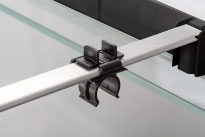 Support de tuyau en plastique noir fixé sur le rebord d’un aquarium en verre