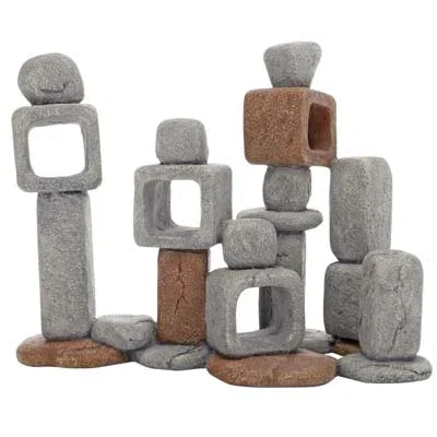 Décor empilable en pierre artificielle pour aquarium, imitant des roches naturelles grises et brunes.