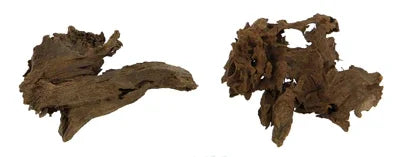 Deux racines naturelles pour aquarium, décor aquascaping bois brun, vues sur fond blanc