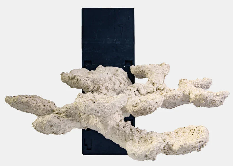 Décor roche artificielle pour aquarium récifal, structure beige sur support noir.