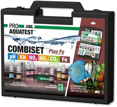 Kit d’analyse d’eau JBL ProAquaTest CombiSet Plus Fe pour aquarium, avec tests pH, KH, NO2, NO3, CO2, fer, sur fond noir.