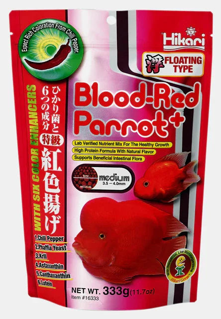 Sachet de nourriture pour poissons Blood-Red Parrot+, 333g, avec deux poissons rouges sur fond rouge.