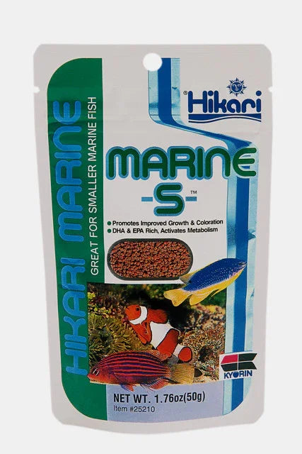 Sachet de nourriture Hikari Marine-S pour poissons marins, 50g, avec illustrations de poissons colorés.