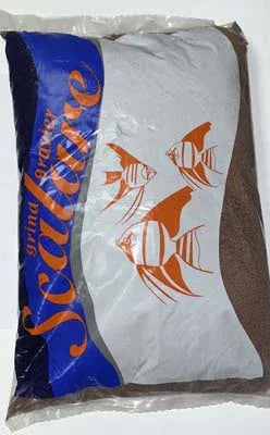 Sachet de granulés pour poissons d’aquarium, illustrations de poissons oranges sur l’emballage.