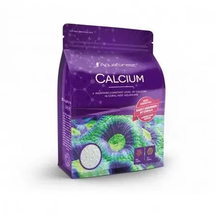 Sachet violet d’additif calcium pour aquarium récifal, décor corail coloré au premier plan.
