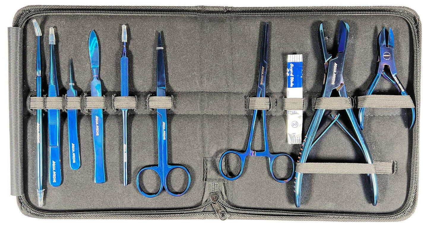 Coffret d’outils bleus pour aquarium récifal, comprenant pinces, ciseaux et accessoires.