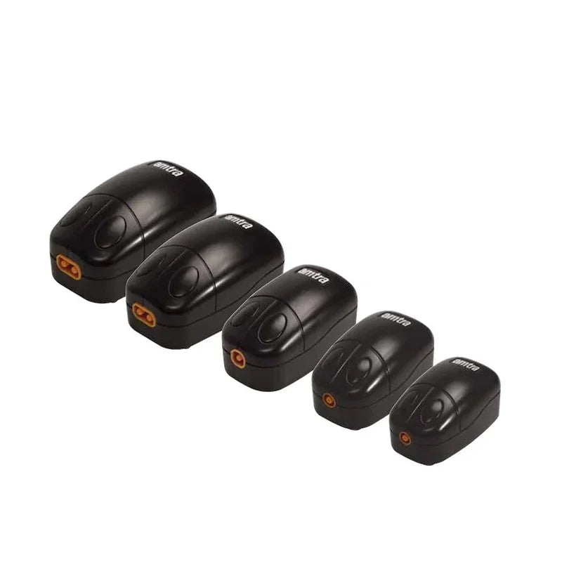 Pompes à air noires pour aquarium de tailles différentes, vue sur fond blanc
