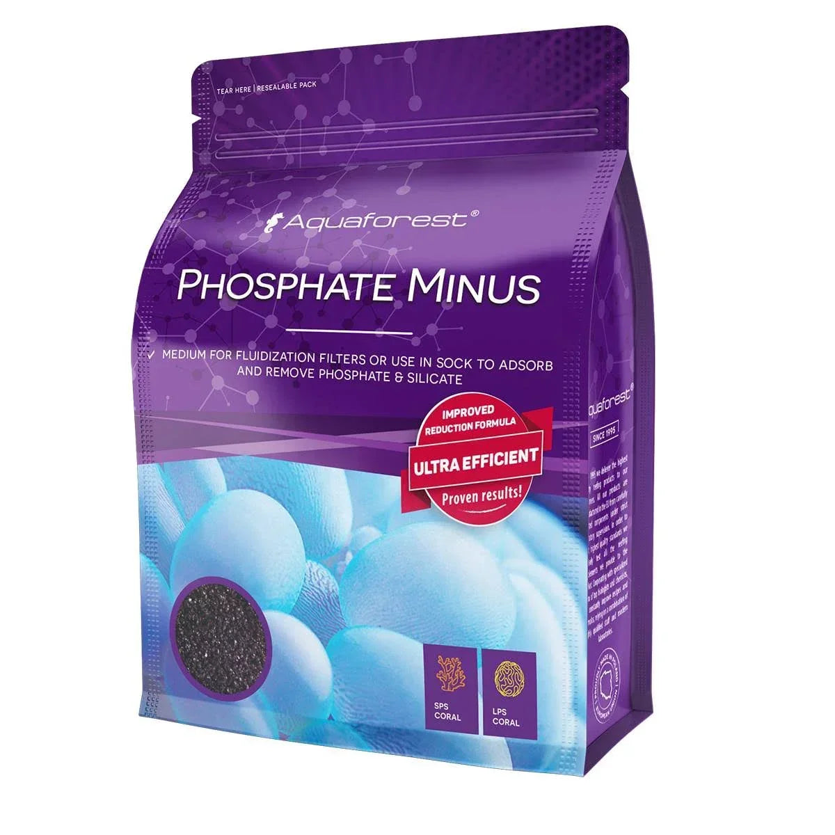 Sachet Aquaforest Phosphate Minus pour filtration d’aquarium récifal, décor corail, billes bleues.